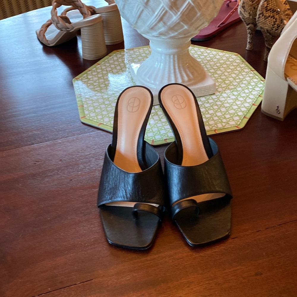 Porte & Paire black leather mules w toe ring. Barely worn. Size 37.5